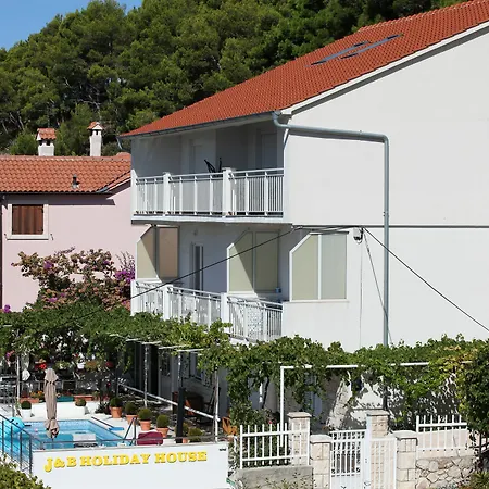 J & B Holiday House-2