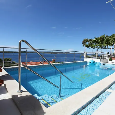 J & B Holiday House-3
