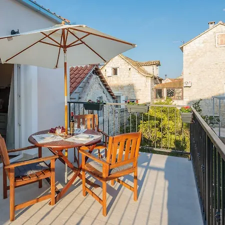 Zlatin Dvor - Apartments For 3, Terrace, Trogir Center, Beach At 5-Min, Bike Friendly-2