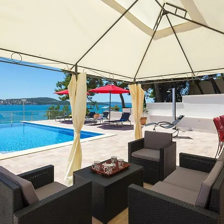 Gem Of The Sea Luxury Beach Apartment With Brand New Heating Infinity Pool-2