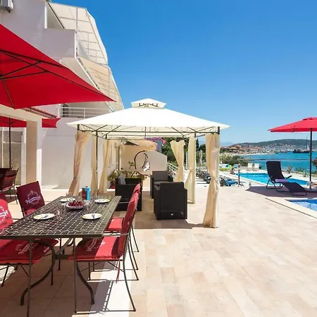 Gem Of The Sea Luxury Beach Apartment With Brand New Heating Infinity Pool-3