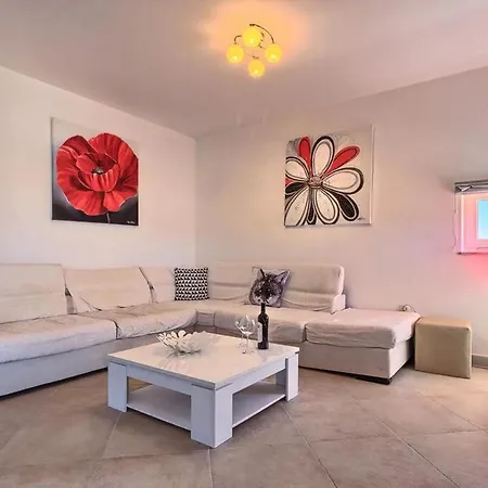 Luxury Apartment Black&White With Pool-3