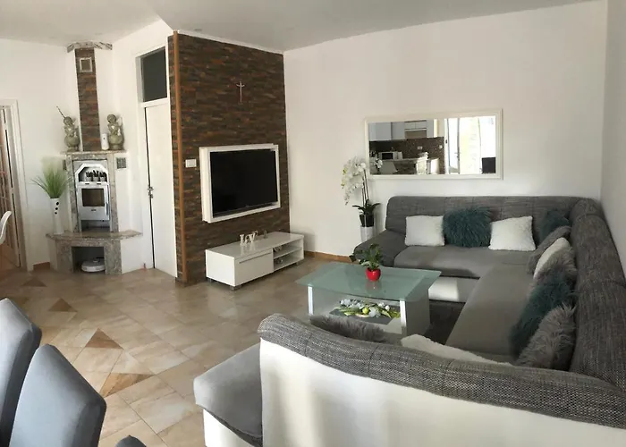 Pet friendly Apartments Ljube Makarska