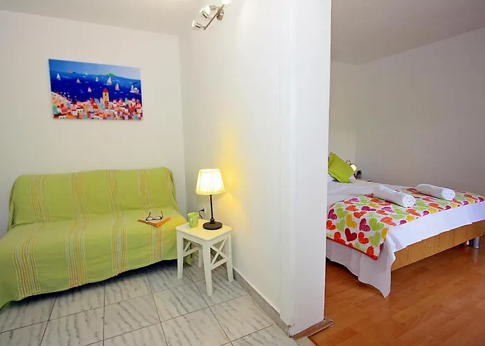 Apartments Omo 1 Supetar