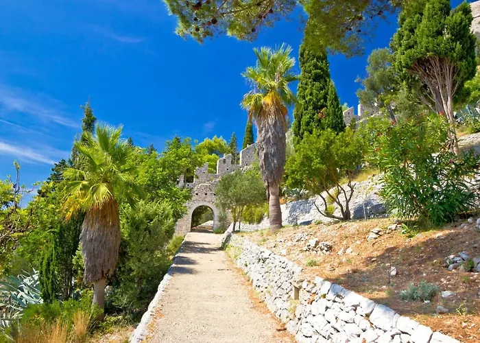 Room In Hvar Town With Sea View, Terrace, Air Conditioning, Wi-Fi Con una Pista de Golf