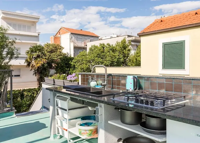 Villa Sleeps 8 Pet Friendly Garden & Roof Terrace Split