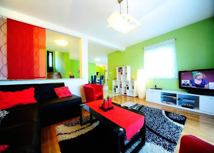 4 Bed Villa Sleeps 9 - Pool Pets Garden Parking Supetar