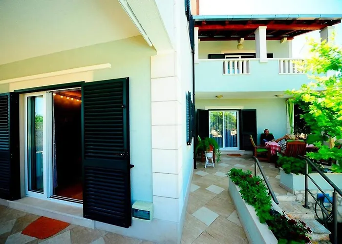 4 Bed Villa Sleeps 9 - Pool Pets Garden Parking Supetar