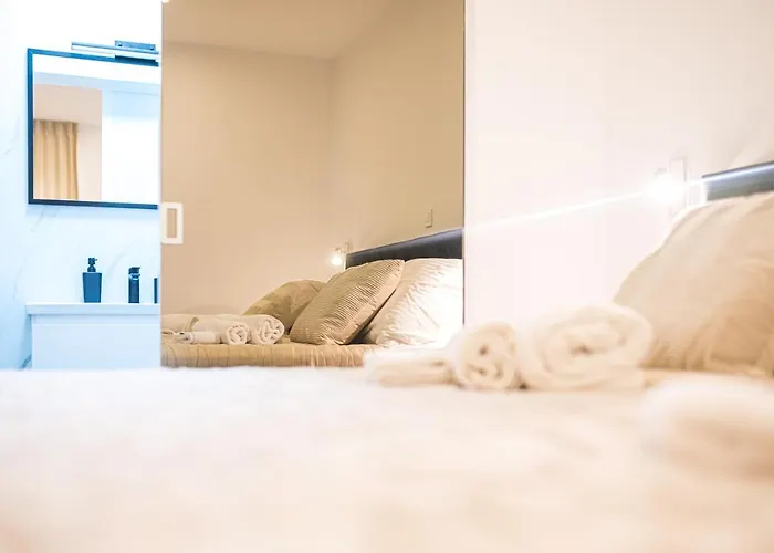 Luxury Rooms Green And Gold Split