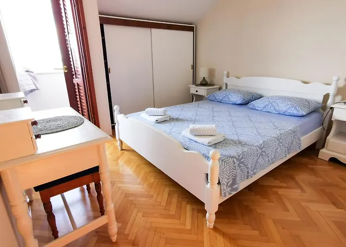 Apartmani Denis Vela Podgora 