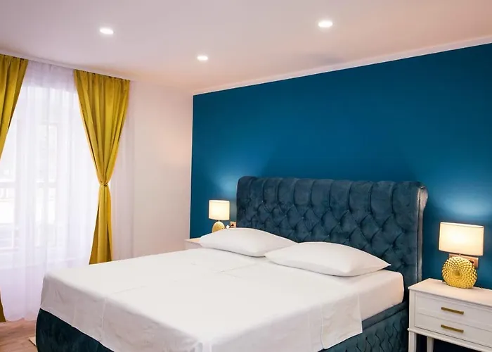 Gold Luxury Room Split