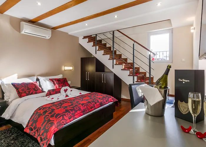 Palace Suites Heritage Hotel - Adults Only Split Con una Pista de Golf