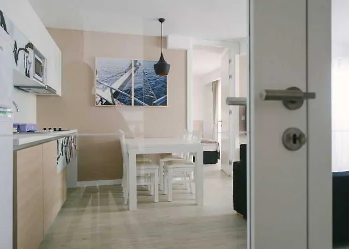 City Beach Apartment Makarska - um hotel de 4 estrelas