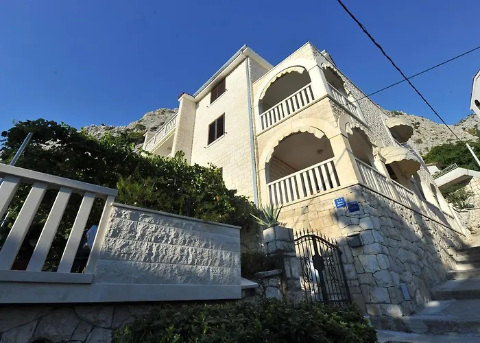 Pet friendly Apartments Villa White House Omis