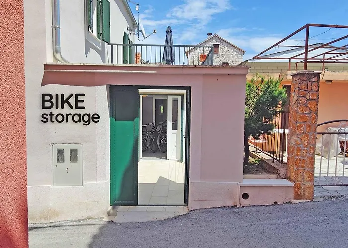 Zlatin Dvor - Apartments For 3, Terrace, Trogir Center, Beach At 5-Min, Bike Friendly