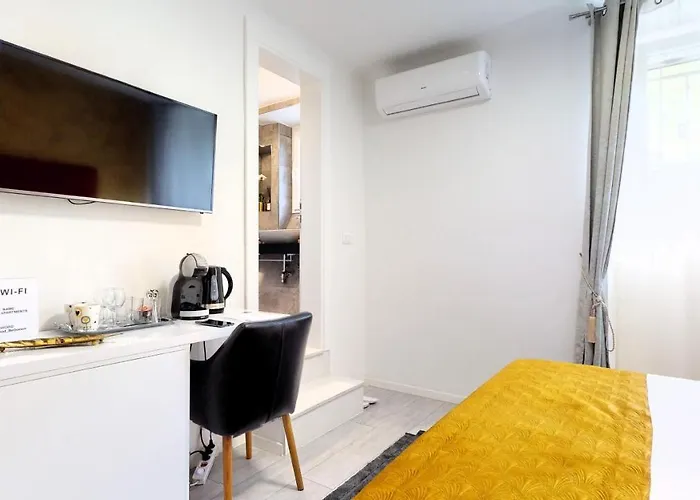 Gita - Modern Apartment & Room Split