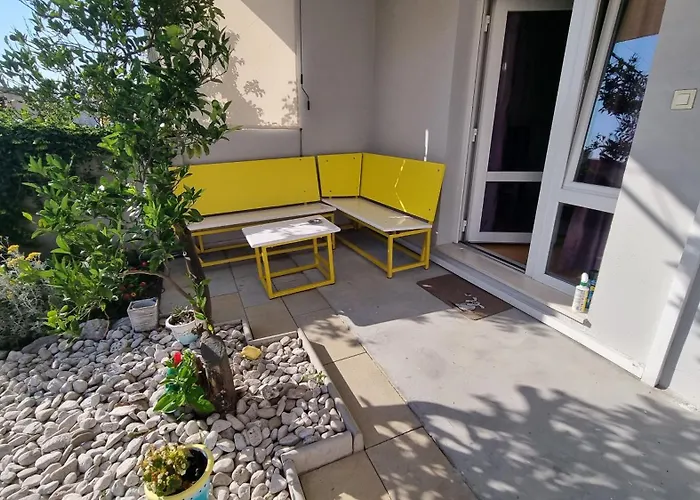 Pet friendly Apartman Naranca- With 2 Bedrooms Makarska