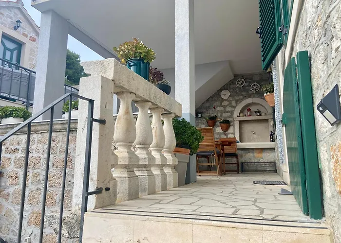 Apartment Simon - Old Stone Charm, Central Bol Life che accetta animali
