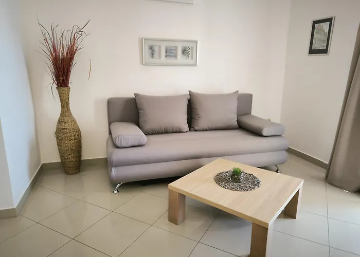 Hektorovic Poolside Apartments Bol