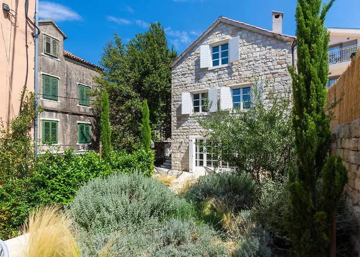 Gorgeous Home In Split With Sauna con Piscina