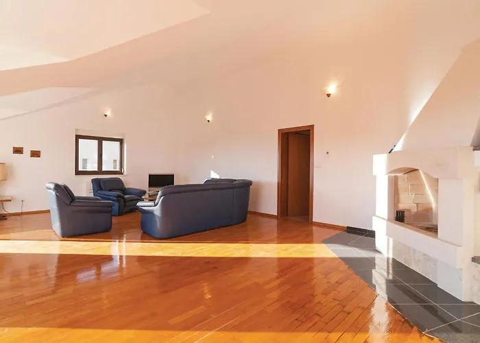 Two-Bedroom Apartment In Bol