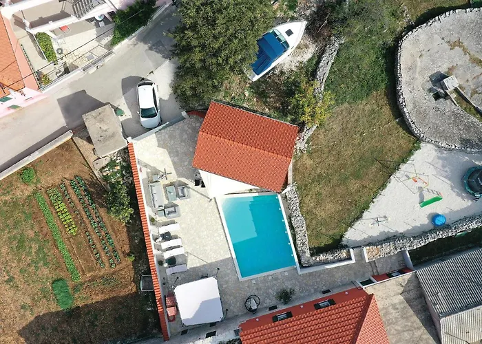 Privates Four-Bedroom Holiday Home In Zedno Trogir
