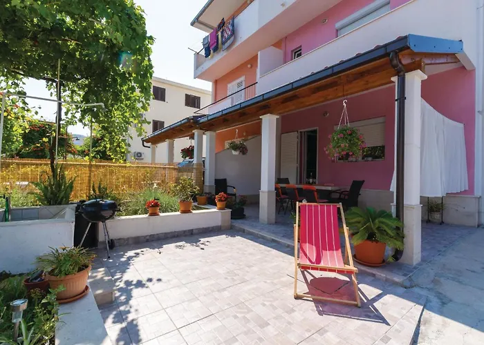 Four-Bedroom Holiday Home In Stobrec Split