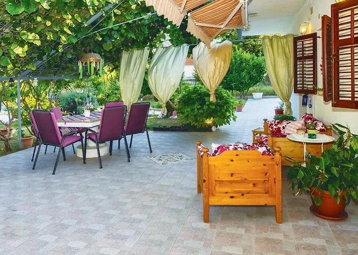 Pet Friendly Home In Žrnovnica