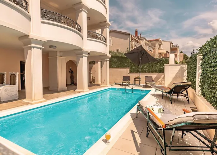 Private Cozy Home In Makarska With Jacuzzi