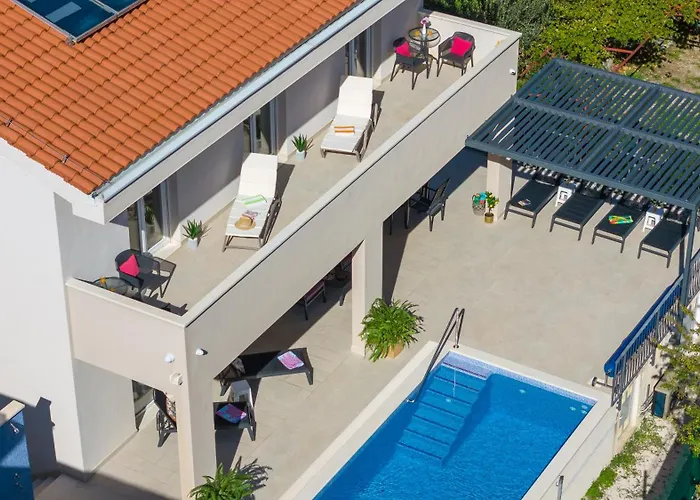 Villa Leonore In Omis With 4 En-Suite Bedrooms, Heated Pool, Fitness, Ps5, Completely Fenced Yard, Sandy Beach Just 3Min Walk