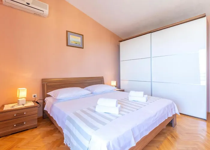 Holiday Home Veliko Brdo-Vrcani Bb III Makarska