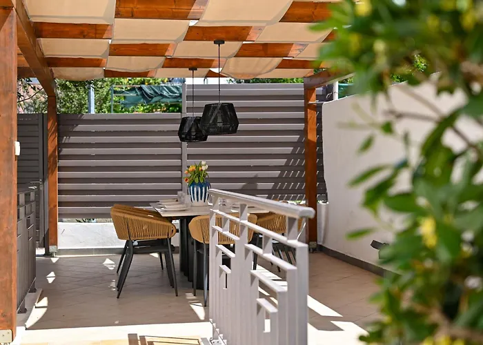 Villa Ines With Pool By The Beach Traù