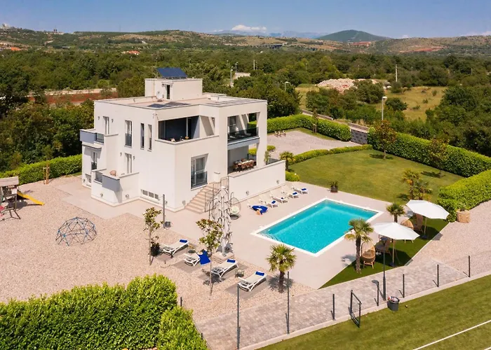 El Privado Villa Marijeta Exclusive 5 Star Villa With 50Sqm Private Pool, 6 Bedrooms And Playroom Split