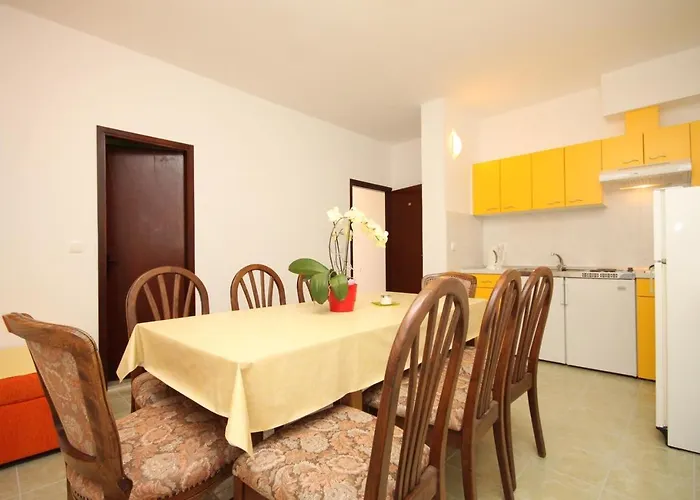 Haustierfreundliches Apartments And Rooms With Parking Space Brela, Makarska - 2717