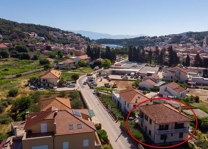 Apartments And Rooms With Parking Space Jelsa, Hvar - 4028