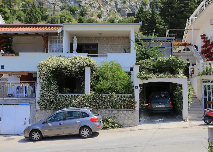 Apartments With Parking Space Omis - 18919
