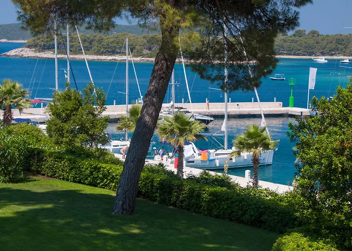 Hoteles en Maslinica