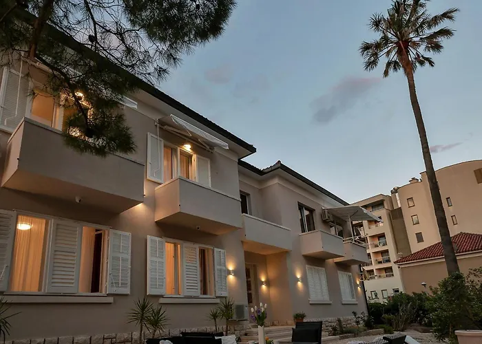 Beachfront Deluxe B&B Makarska