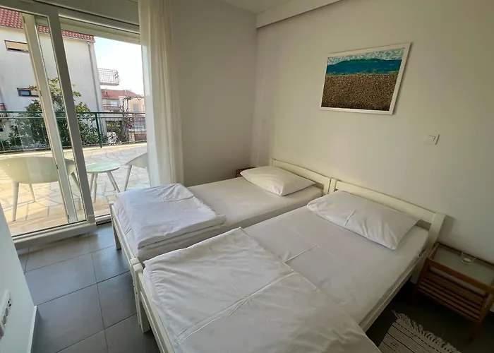 Issa Apartment Split