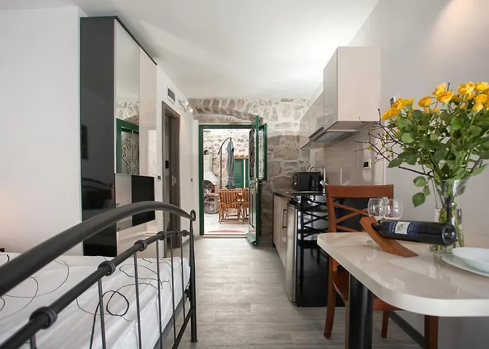 Pet friendly Apartments & Room Kartolina Split