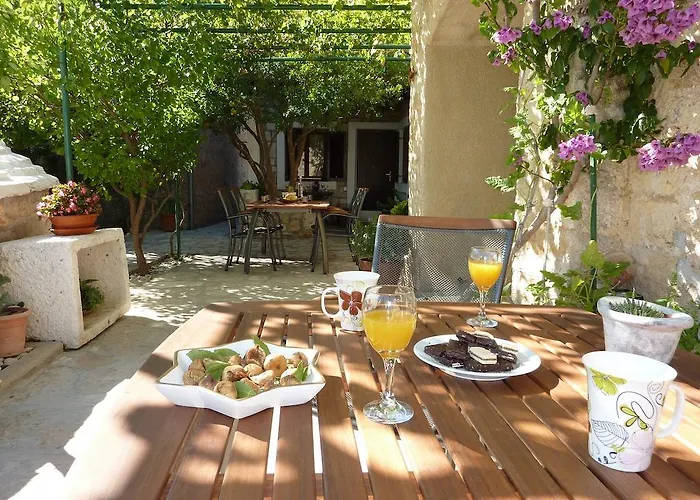 Pet friendly Paradise Stone Apartments Bol