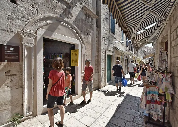 Apartments Lola Omis