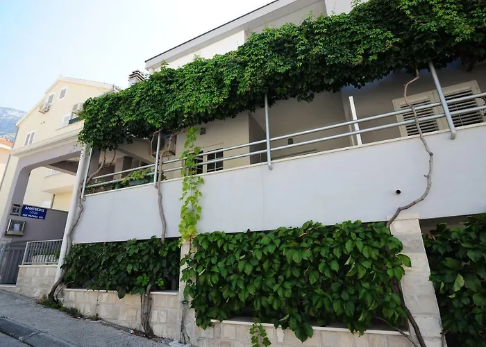 Pet friendly Milic Apartments Makarska