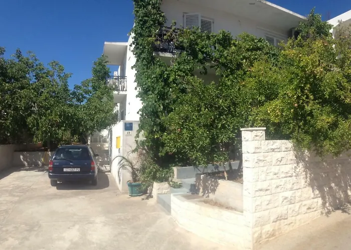 Pet friendly Apartments Butkovic Hvar Town