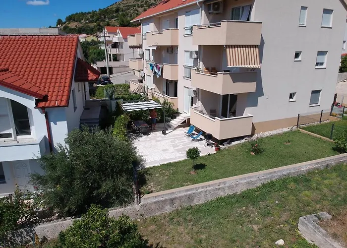 Haustierfreundliches Albatros Apartment With Private Garden,Trogir